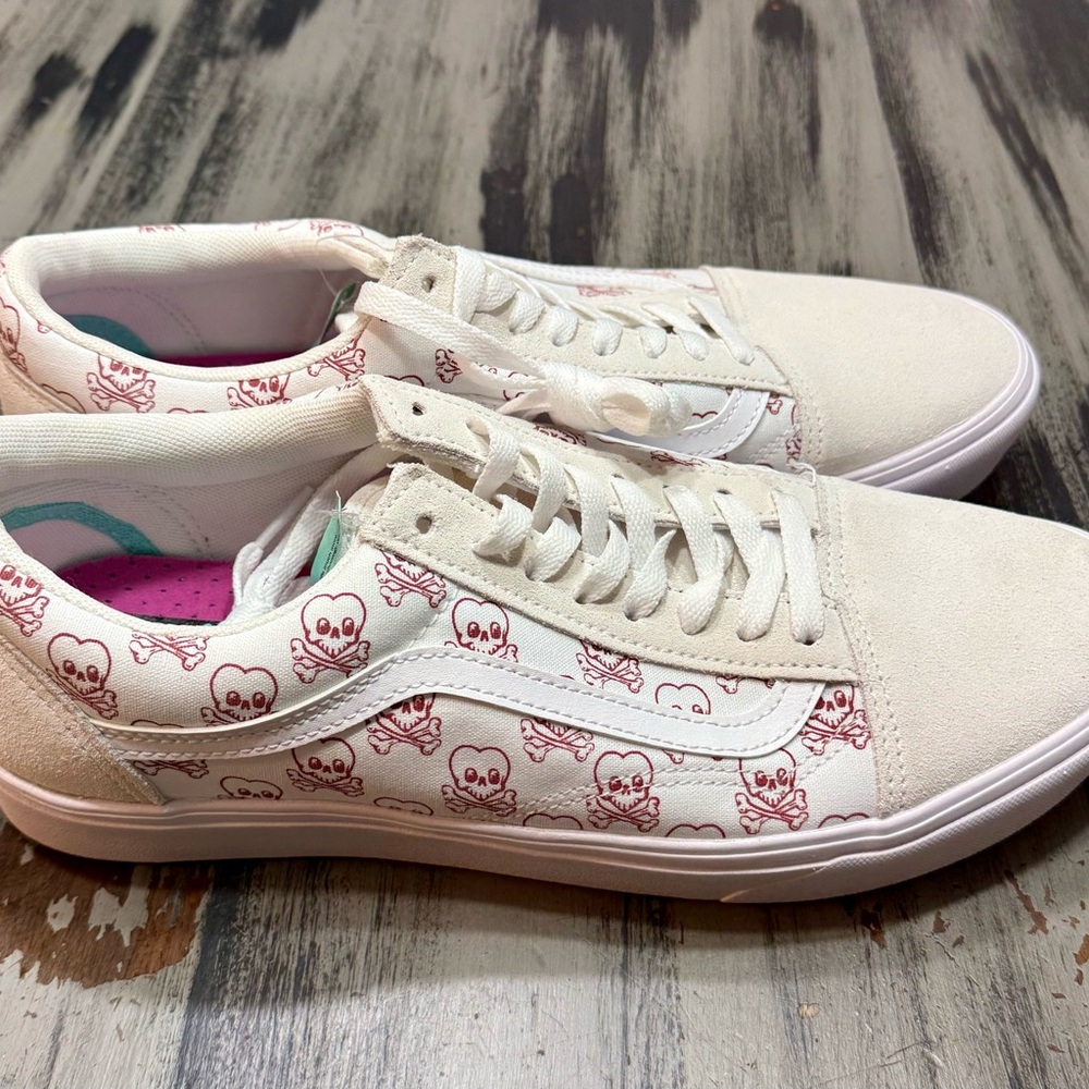 Vans Old Skool Cream & Pink Skull Print Sneakers Mens size 12 NWT! - Picture 3 of 13